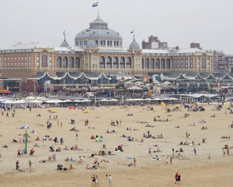 Temperatuur in Ell bereikt 30 °C op eerste lokale tropische dag, drukte op stranden Zandvoort en Scheveningen