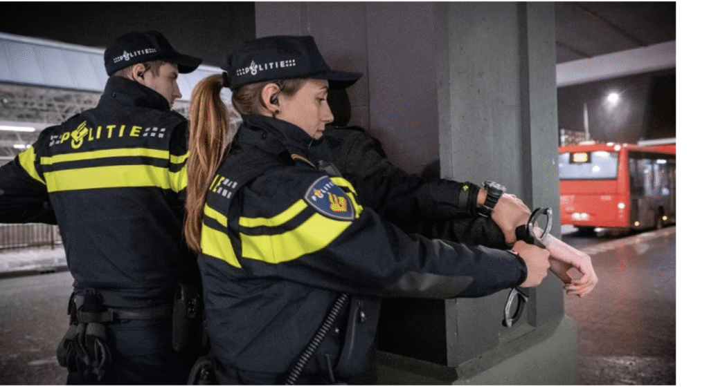 Toerist steekpartij op metrostation Slinge in Rotterdam; verdachte aangehouden