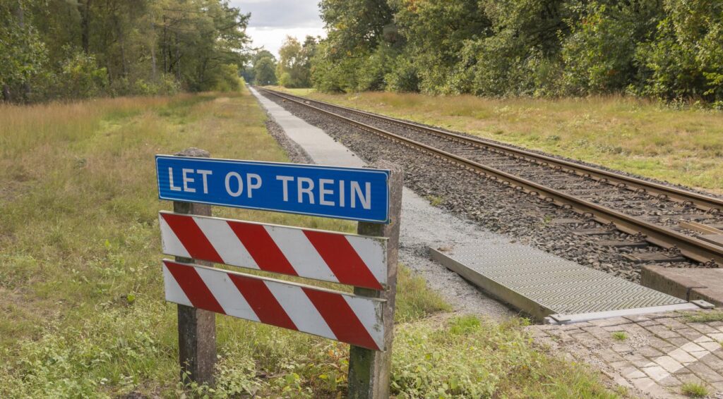 Treinmachinist op ziekteverlof, betrapt tijdens tweede baan, verliest rechtszaak om €100K ontslagvergoeding