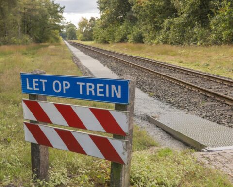 Treinmachinist op ziekteverlof, betrapt tijdens tweede baan, verliest rechtszaak om €100K ontslagvergoeding