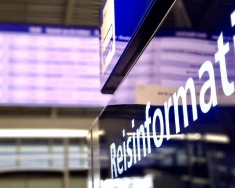 Treinverkeer Utrecht Centraal stilgelegd na blokkade door demonstranten; eindtijd onbekend