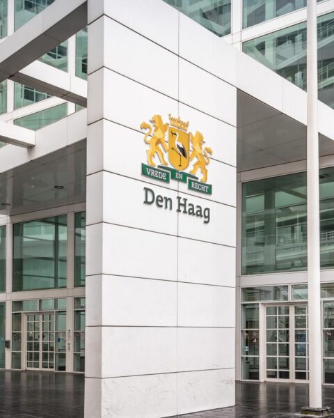 Valse bommeldingen door verwarde man leiden tot evacuatie van het Haagse stadhuis