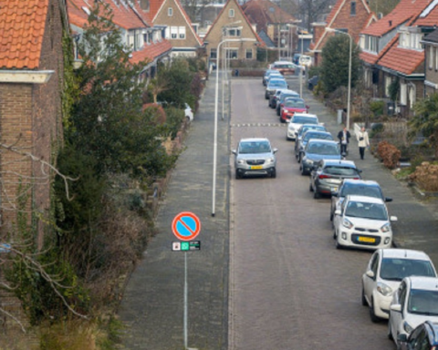 Verouderde parkeernormen remmen woningbouw in Nederland, gemeenten moeten beleid aanpassen