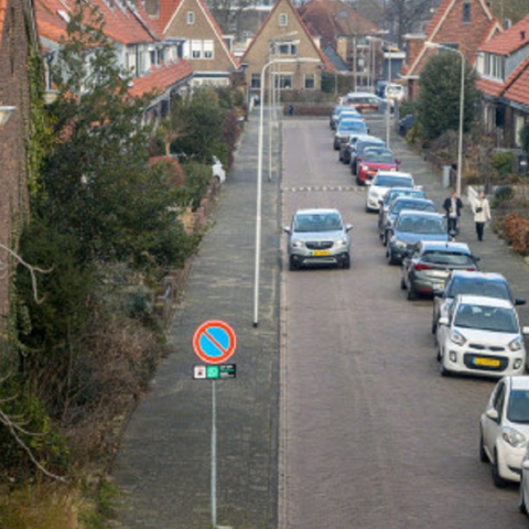 Verouderde parkeernormen remmen woningbouw in Nederland, gemeenten moeten beleid aanpassen