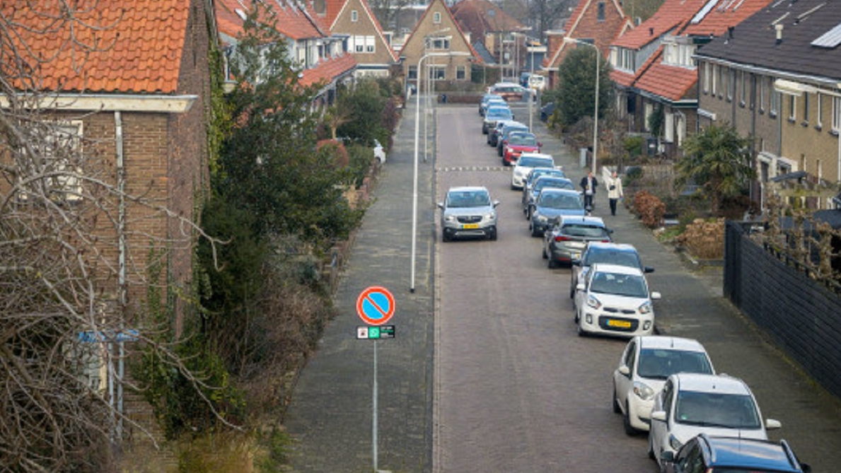 Verouderde parkeernormen remmen woningbouw in Nederland, gemeenten moeten beleid aanpassen