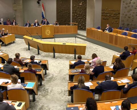 Vertrouwen van Nederlanders in politici en parlement bereikt historisch dieptepunt