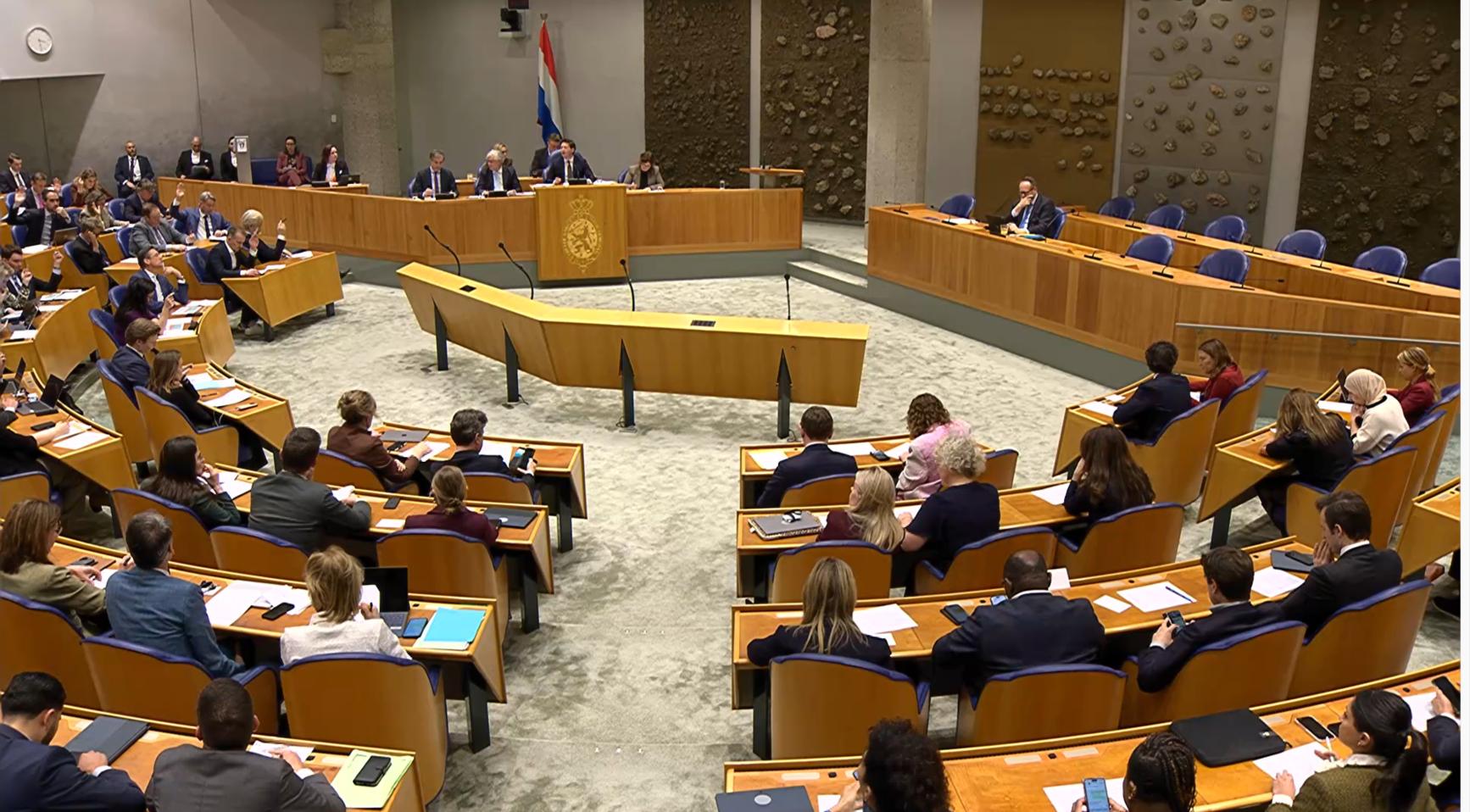 Vertrouwen van Nederlanders in politici en parlement bereikt historisch dieptepunt