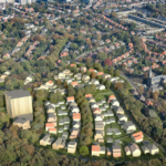 Verzet tegen sociale huurcomplex in villawijk Amersfoort wegens zorgen over parkeerdruk en wijkkarakter