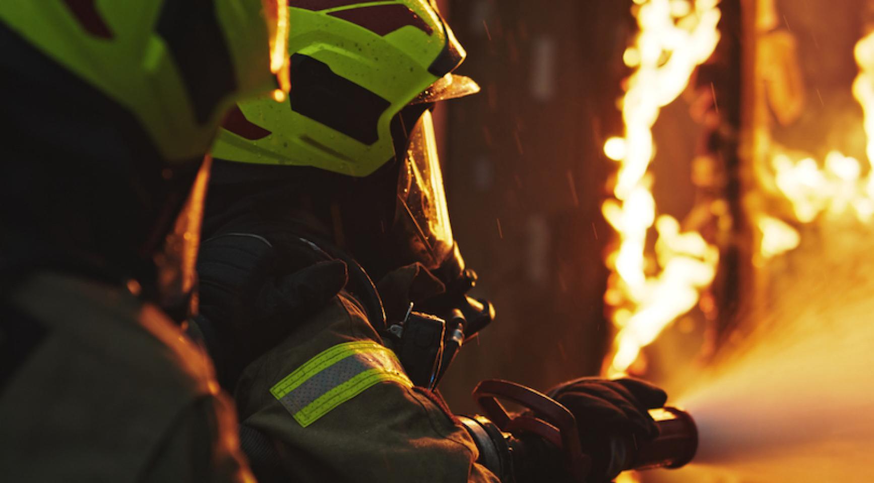 Video: Brand verwoest seniorenwoningen in Den Haag, 40–50 bewoners geëvacueerd