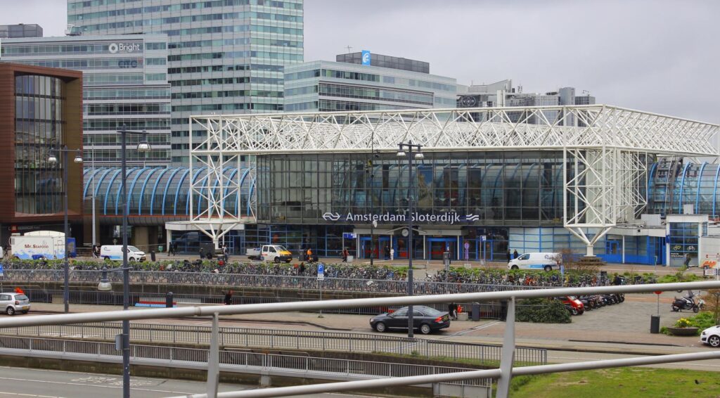 Video: drie gewonden bij steekpartij op station Amsterdam Sloterdijk
