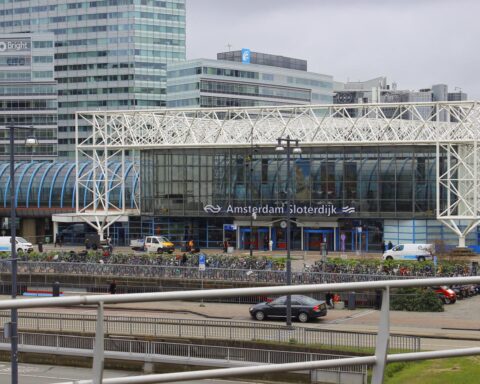 Video: drie gewonden bij steekpartij op station Amsterdam Sloterdijk