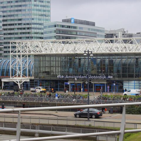 Video: drie gewonden bij steekpartij op station Amsterdam Sloterdijk