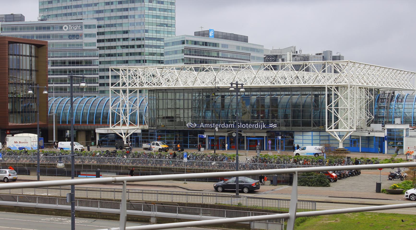 Video: drie gewonden bij steekpartij op station Amsterdam Sloterdijk