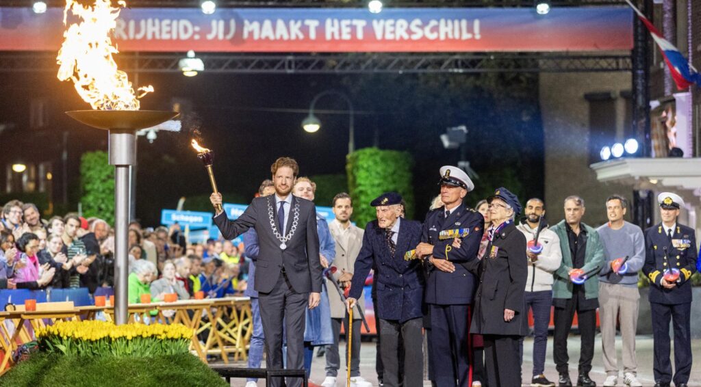 Vlam van bevrijding aangestoken in Wageningen; koning en koningin leggen krans op de Dam