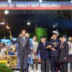 Vlam van bevrijding aangestoken in Wageningen; koning en koningin leggen krans op de Dam