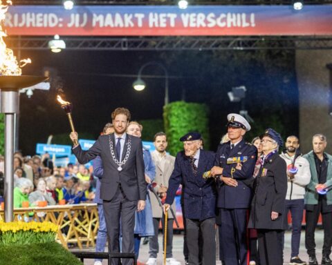 Vlam van bevrijding aangestoken in Wageningen; koning en koningin leggen krans op de Dam