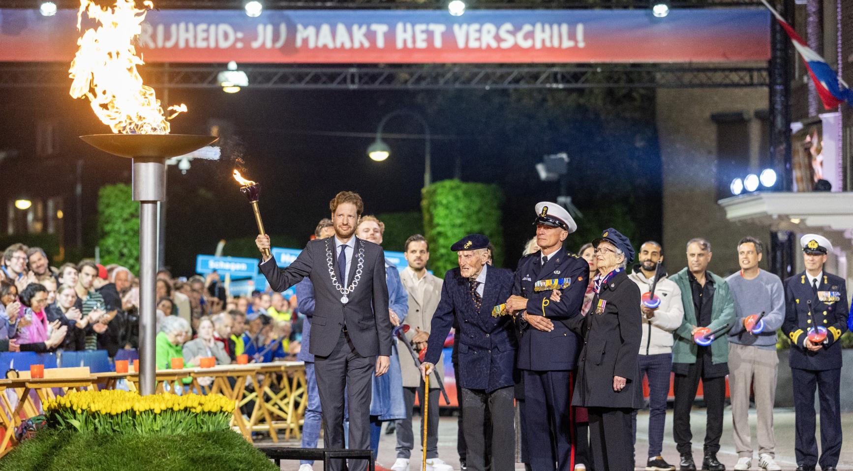 Vlam van bevrijding aangestoken in Wageningen; koning en koningin leggen krans op de Dam