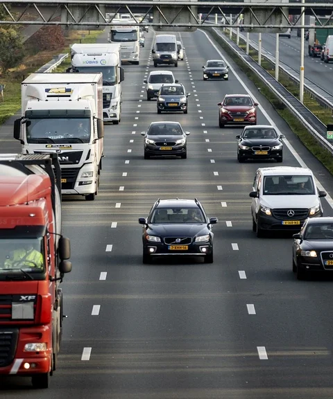 Vrachtwagenheffing tijdelijk verlaagd; kabinet stelt 35 miljoen euro beschikbaar op verzoek Tweede Kamer