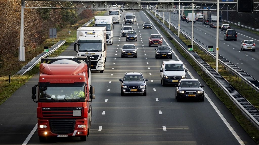 Vrachtwagenheffing tijdelijk verlaagd; kabinet stelt 35 miljoen euro beschikbaar op verzoek Tweede Kamer