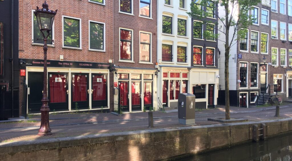 Weinig toezicht op arbeidsomstandigheden van sekswerkers; uitbuiting algemeen verbreid