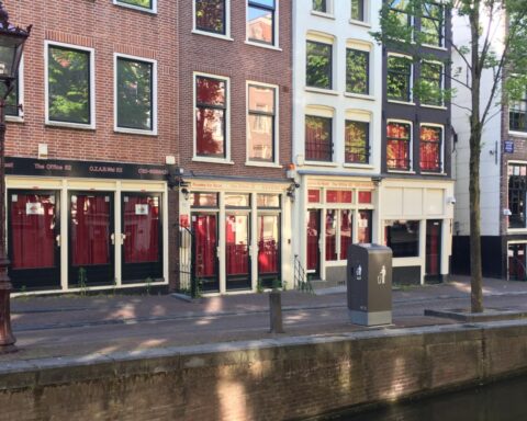 Weinig toezicht op arbeidsomstandigheden van sekswerkers; uitbuiting algemeen verbreid