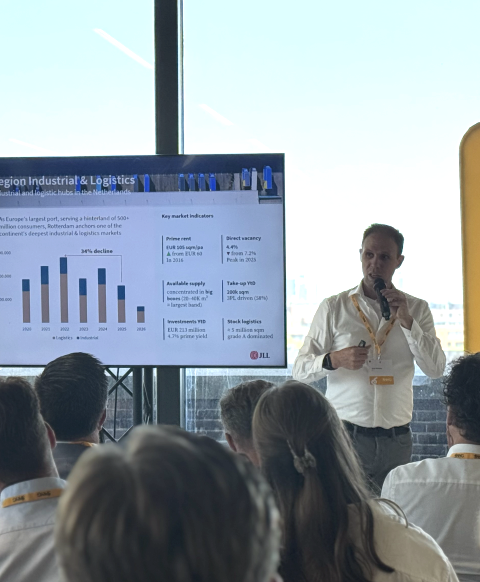 AI creëert nieuwe onzekerheid op de kantorenmarkt, zegt JLL-onderzoeker Sven Bertens in Rotterdam