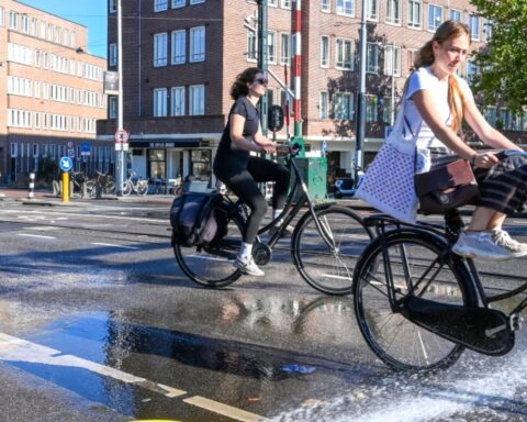Amsterdam opent 12 locaties voor verkoeling, scholen schakelen over op tropenroosters