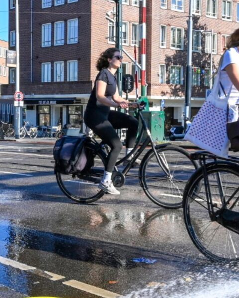 Amsterdam opent 12 locaties voor verkoeling, scholen schakelen over op tropenroosters