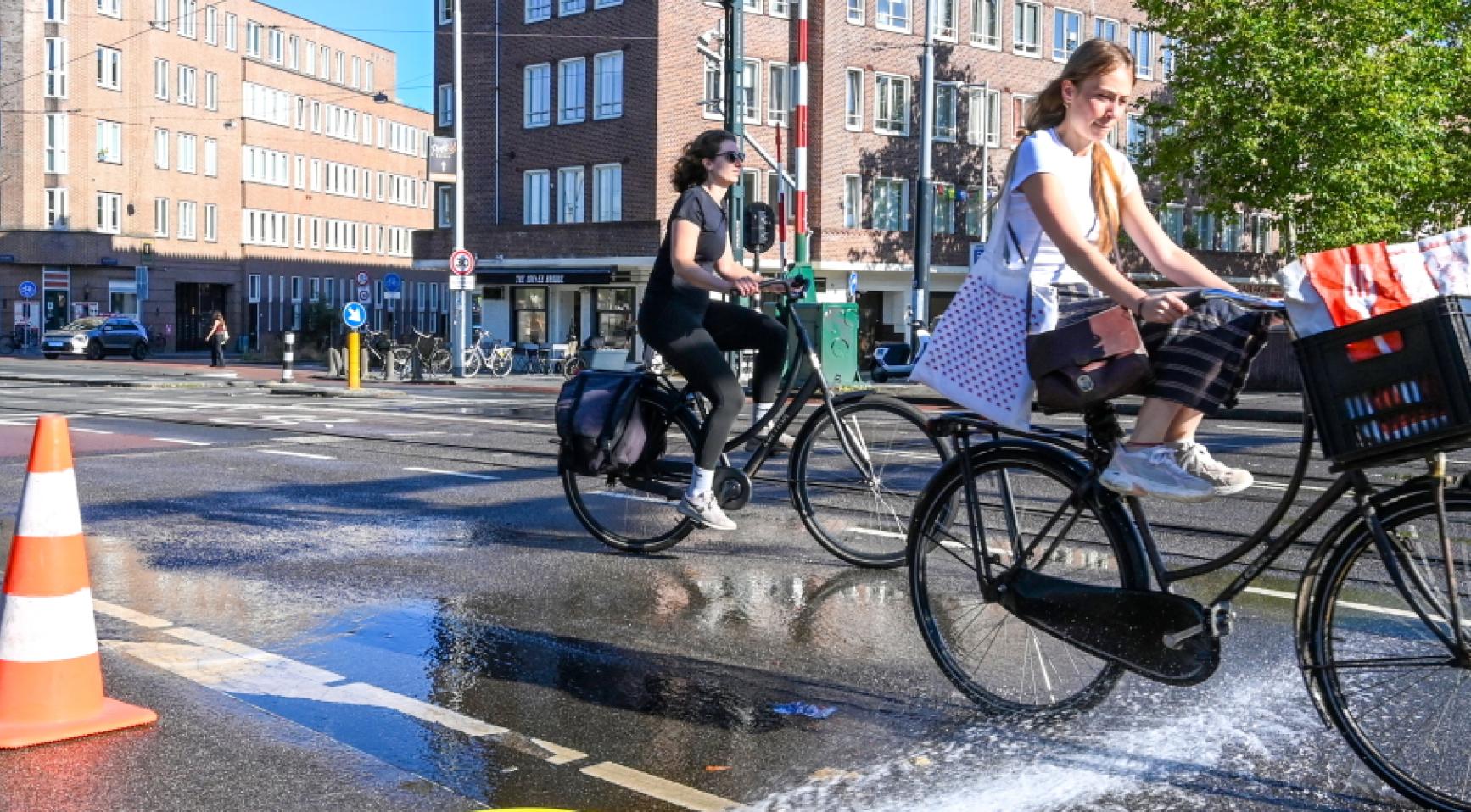 Amsterdam opent 12 locaties voor verkoeling, scholen schakelen over op tropenroosters