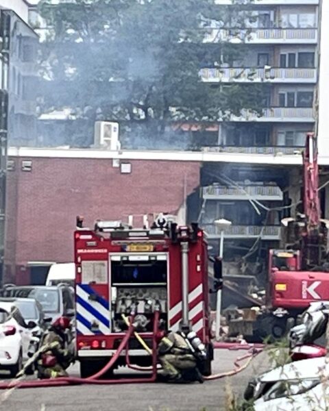 Amsterdamse burgemeester bezoekt locatie van appartementenexplosie; zoekactie naar slachtoffers gaat door