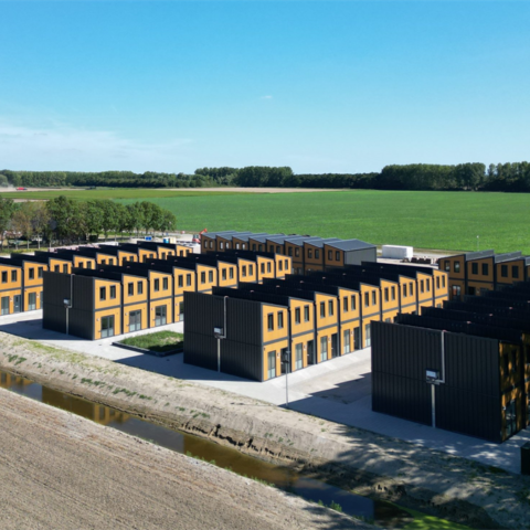 Arbeidsmigranten wonen op industrieterreinen en landbouwgrond, integratie bemoeilijkt