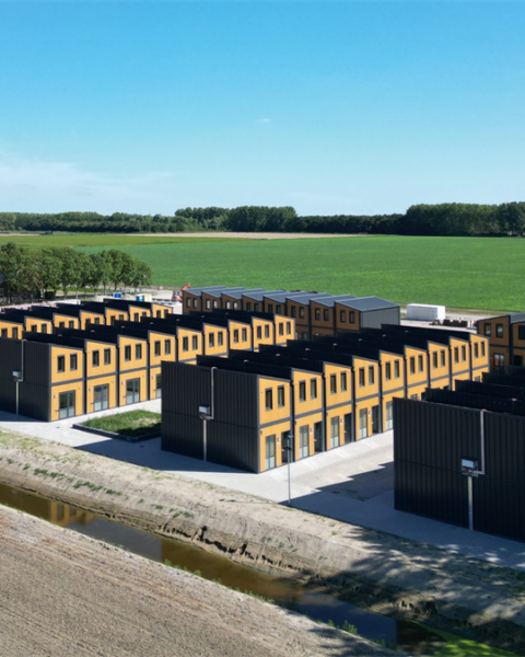 Arbeidsmigranten wonen op industrieterreinen en landbouwgrond, integratie bemoeilijkt