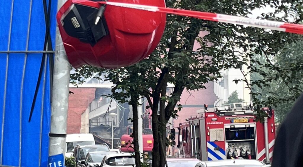 Audi gezien wegvliegend van explosie die sportschool in Amsterdam verwoestte, minstens 7 gewonden