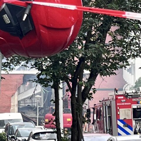 Audi gezien wegvliegend van explosie die sportschool in Amsterdam verwoestte, minstens 7 gewonden