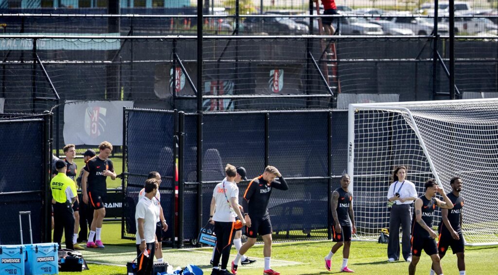Bart Verbruggen traint apart terwijl Oranje trainingskamp voor WK in Kansas City begint