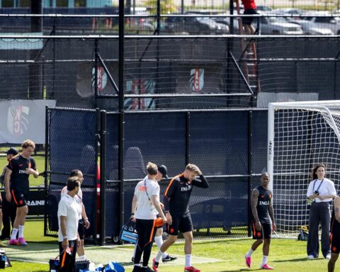 Bart Verbruggen traint apart terwijl Oranje trainingskamp voor WK in Kansas City begint