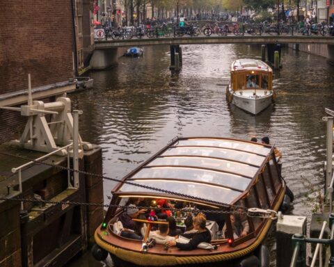 Bewoners van Amsterdam melden toename van stripshows op boottochten, kinderen blootgesteld