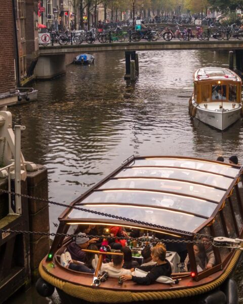 Bewoners van Amsterdam melden toename van stripshows op boottochten, kinderen blootgesteld