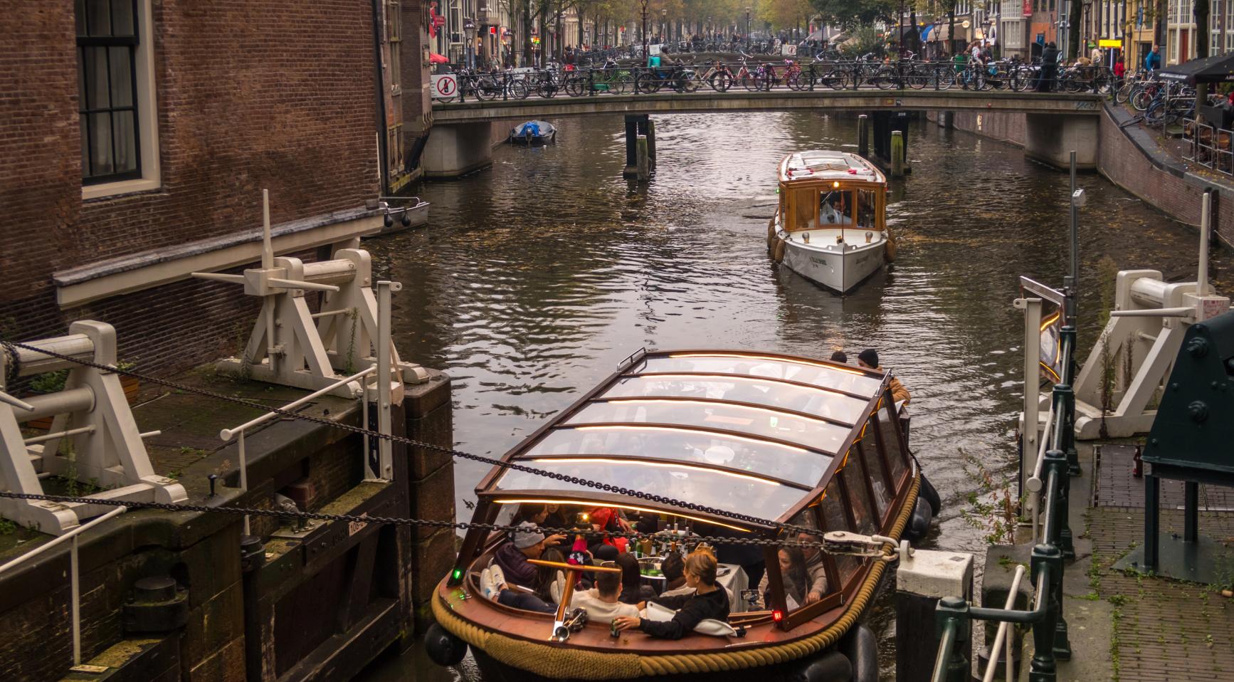 Bewoners van Amsterdam melden toename van stripshows op boottochten, kinderen blootgesteld