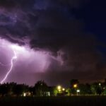 Blikseminslagen veroorzaken branden in Nederland, één dode en twee dode kalveren