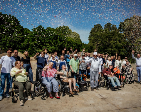 Bouw woonzorgcomplex voor ouderen met dementie start in Castricum met bloemzaadconfetti