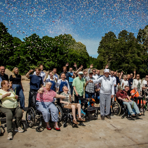 Bouw woonzorgcomplex voor ouderen met dementie start in Castricum met bloemzaadconfetti