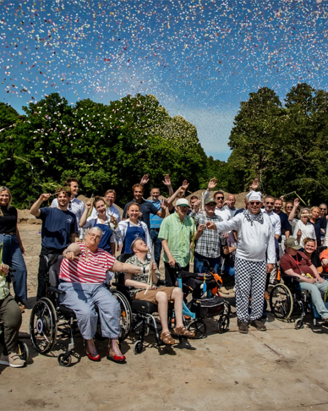 Bouw woonzorgcomplex voor ouderen met dementie start in Castricum met bloemzaadconfetti