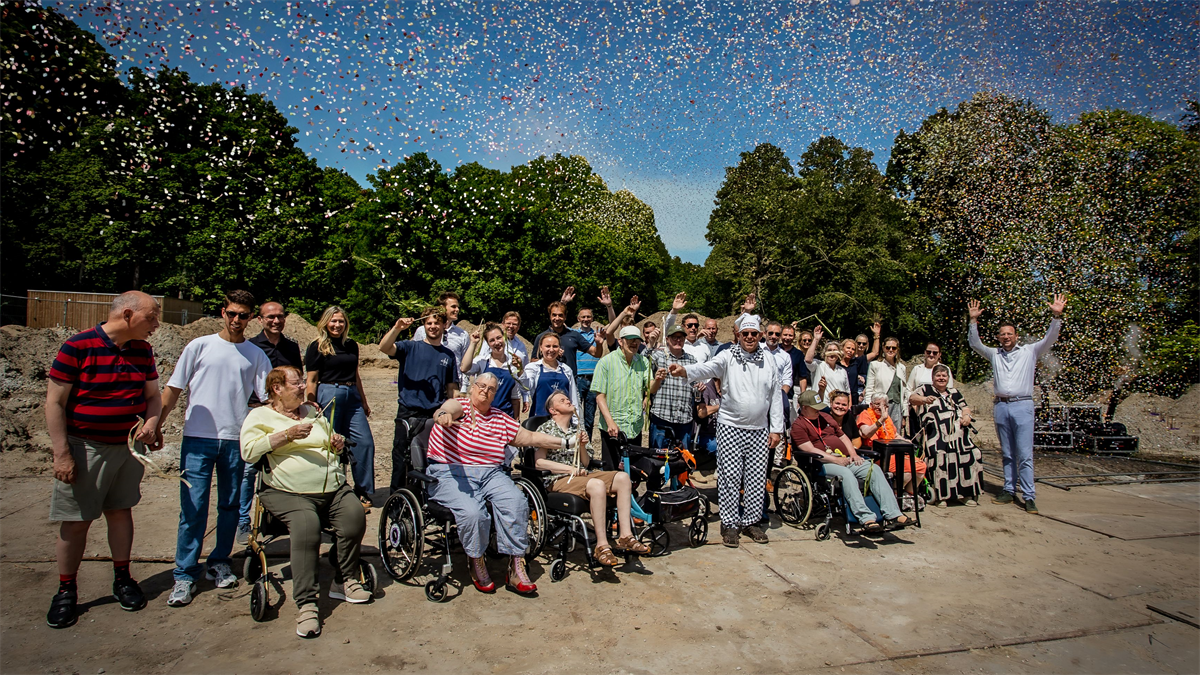 Bouw woonzorgcomplex voor ouderen met dementie start in Castricum met bloemzaadconfetti