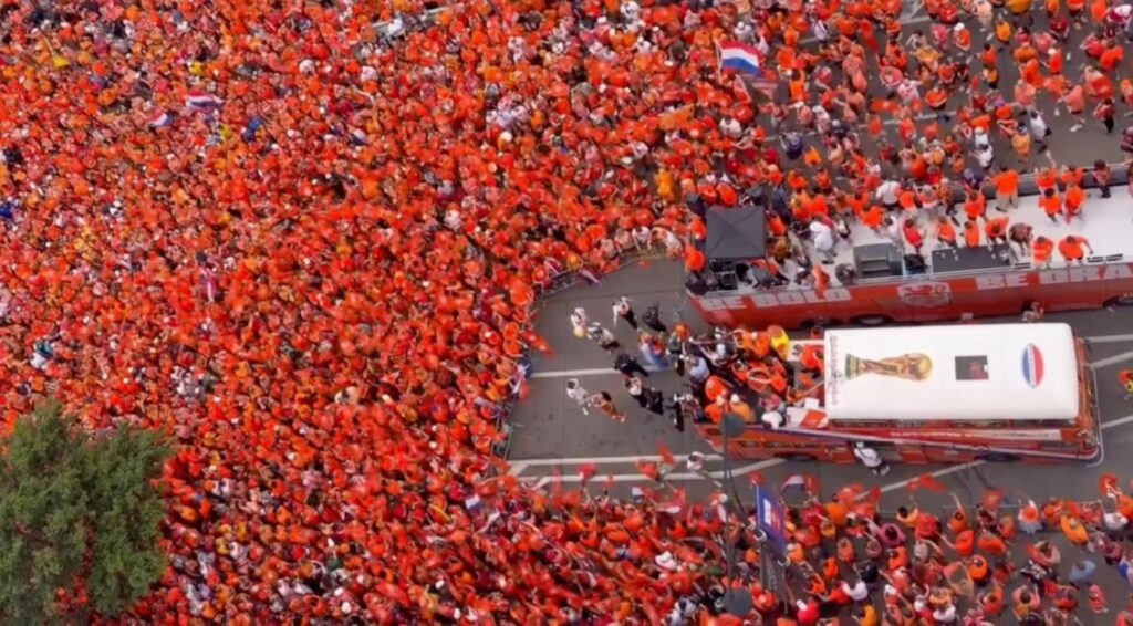 Bus van Oranje-supporters begint 1.800 km lange reis naar Mexico voor wedstrijd tegen Marokko