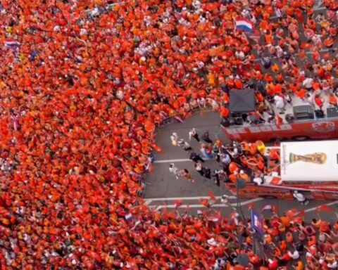 Bus van Oranje-supporters begint 1.800 km lange reis naar Mexico voor wedstrijd tegen Marokko