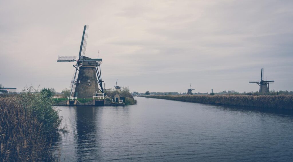 Droge start gaat over in regen, windstoten en 17–20°C dit weekend in Nederland