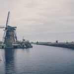 Droge start gaat over in regen, windstoten en 17–20°C dit weekend in Nederland