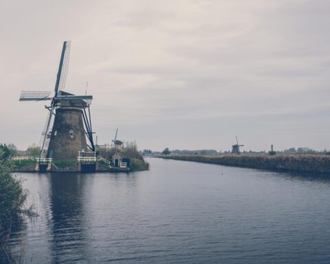 Droge start gaat over in regen, windstoten en 17–20°C dit weekend in Nederland