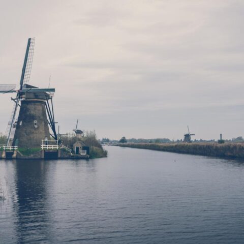Droge start gaat over in regen, windstoten en 17–20°C dit weekend in Nederland